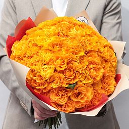 Букет из 75 оранжевых роз 35-40 см (Россия) в кремовой пленке