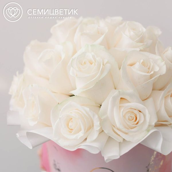Букет в розовой шляпной коробке Amour Mini из 25 белых роз Vendela (Эквадор) 