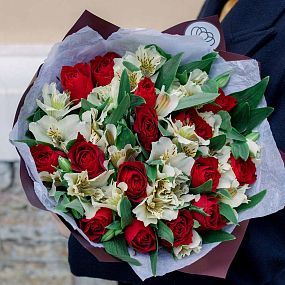 Свадебный букет  из 15 красных роз 30 см (Кения) и 10 белых альстромерий