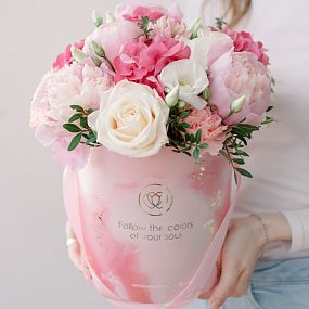 Букет в розовой шляпной коробке Amour Mini из розы, пионов и гвоздики