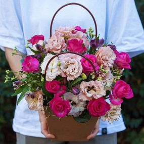 Композиция в сиреневых тонах из роз и альстромерии в сумочке