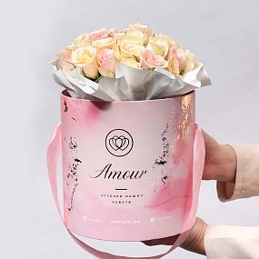 Большой букет  в розовой шляпной коробке Amour Mini из 31 розы (Кения) нежный микс