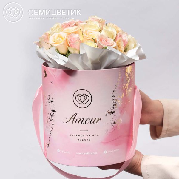 Букет в розовой шляпной коробке Amour Mini из 31 розы (Кения) нежный микс