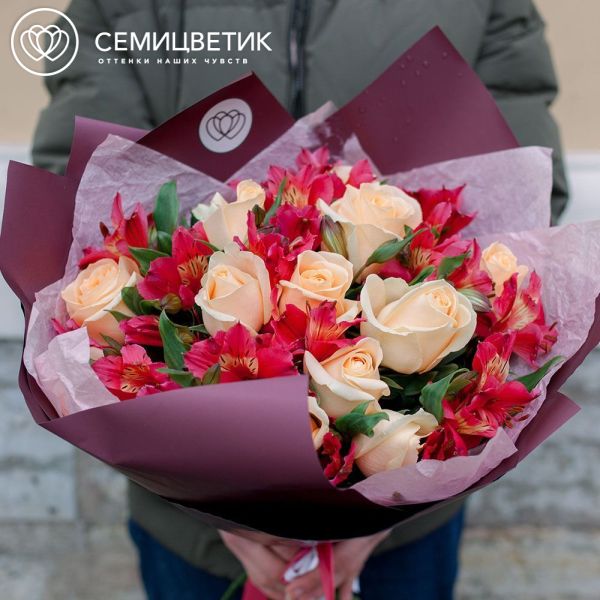 Букет из 15 кремовых роз 35-40 см (Россия) и 10 красных альстромерий