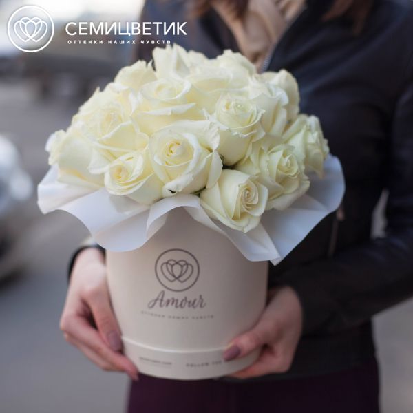 Букет в белой шляпной коробке Amour Mini из 25 белых роз Эквадор