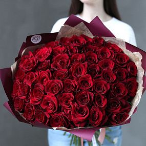 Букет из 51 красной розы Ever Red 60 см (Кения) в бордовой упаковке