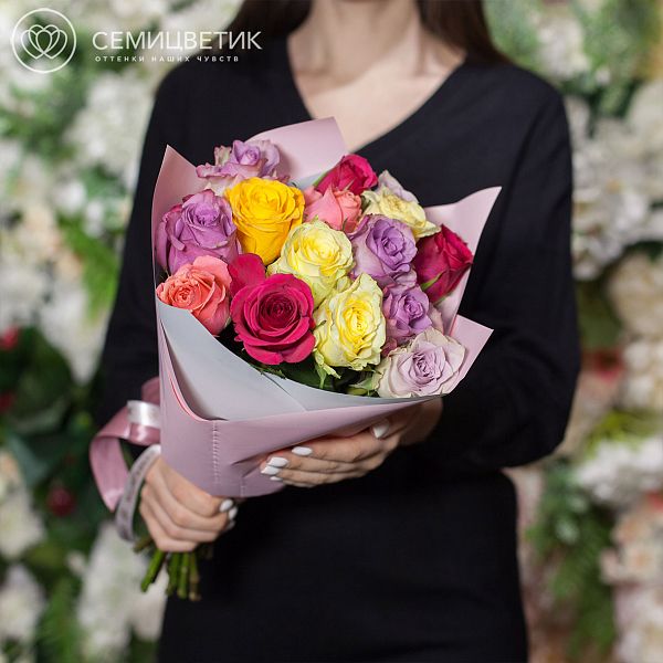 Букет из 15 роз микс 40 см (Кения) Premium в дизайнерской пленке