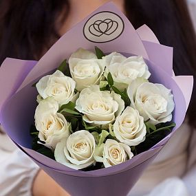Букет учителю музыки  из 9 белых роз 40 см (Кения) с фисташкой в сиреневой пленке