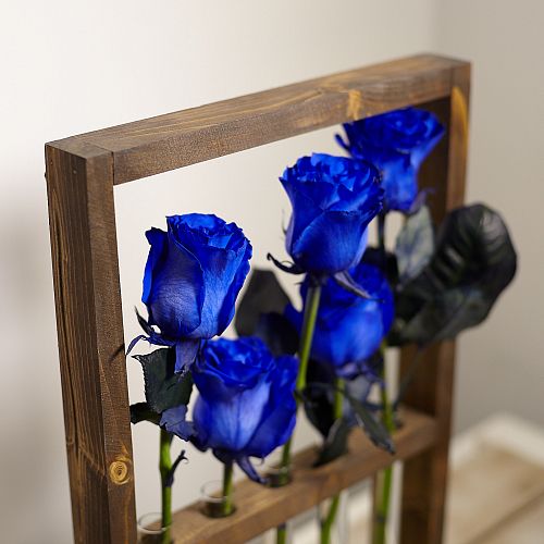 Деревянная рамка с синими розами
