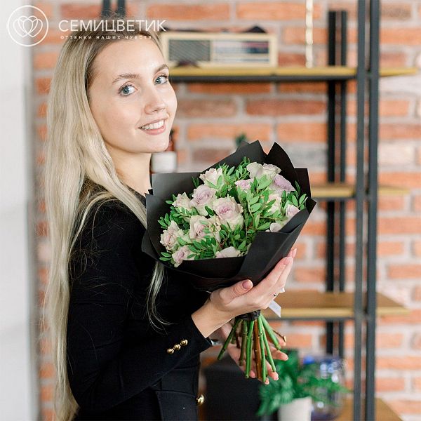 15 сиреневых с фисташковой каймой роз 40 см (Кения) Premium с зеленью