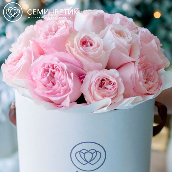 Букет в белой шляпной коробке Amour Mini из 17 пионовидных розовых роз Keira
