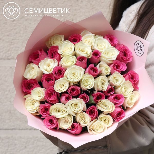 Букет из 51 белой и розовой розы 50 см (Кения) в розовой упаковке