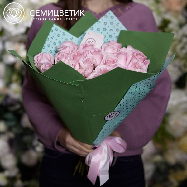 Букет из 25 розовых роз Jessika 50 см (Эквадор) в зеленой пленке