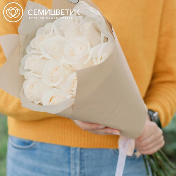 Букет из 11 белых роз Vendela 60 см (Эквадор) в кремовой пленке