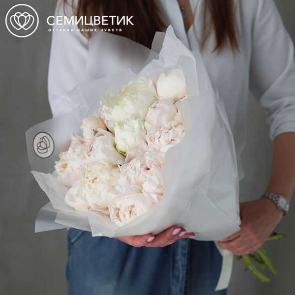 Букет из 11 белых пионов Kelway`s Glorious Premium в прозрачной упаковке