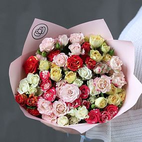 Букет из 15 кустовых роз 40 см микс (Кения) в розовой пленке