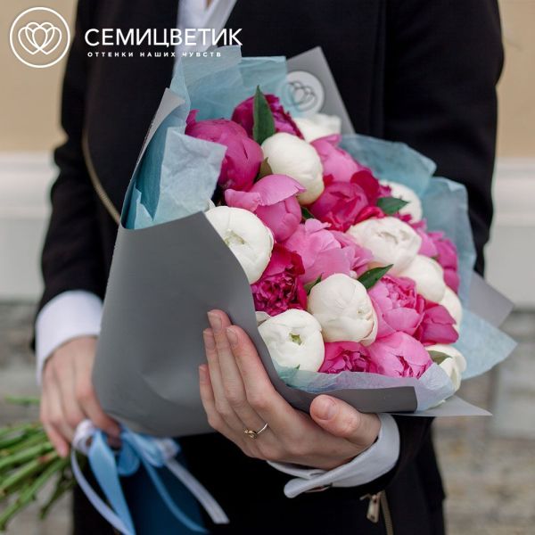 Букет из 25 пионов микс Standart Plus в голубой пленке