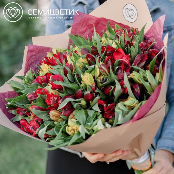 Букет из 35 красных и желтых альстромерий