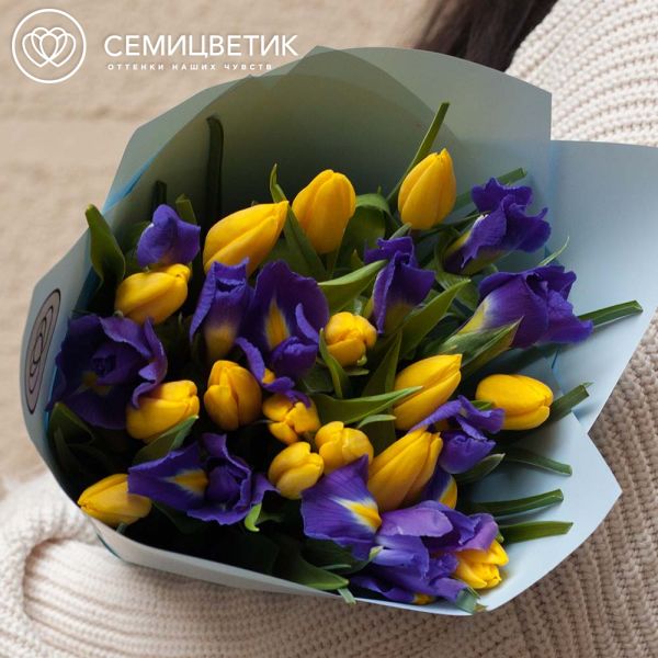 Букет из 10 ирисов и 15 желтых тюльпанов 40 см
