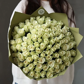 Букет из 101 белой розы 35-40 см (Кения) в оливковой пленке