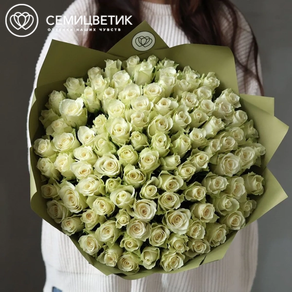 Букет из 101 белой розы 35-40 см (Кения) в оливковой пленке