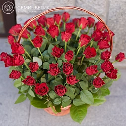 Композиция из 51 красной розы (Кения) с зеленью в корзине