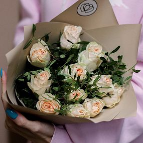 Букет из 11 кремовых пионовидных роз Wedding Rose 40 см c фисташкой в кремовой пленке