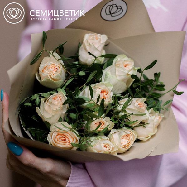 Букет из 11 кремовых пионовидных роз Wedding Rose 40 см c фисташкой в кремовой пленке