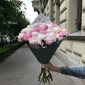 Букет из 25 белых и розовых пионов Premium в белой пленке