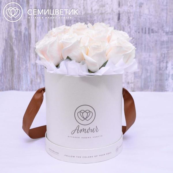Букет в белой шляпной коробке Amour Mini из 25 белых роз Эквадор
