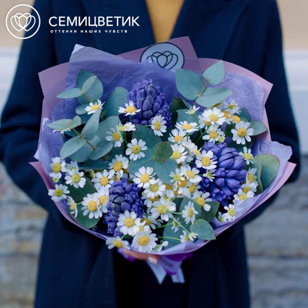 Букет из гиацинтов и матрикарии в сиреневой пленке