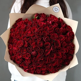 Букет из 101 красной розы 35-40 см (Кения) в кремовой пленке