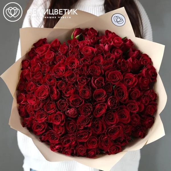 Букет из 101 красной розы 35-40 см (Кения) в кремовой пленке