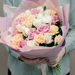 Букет из 35 роз 40 см нежный микс (Россия) в сиреневой пленке