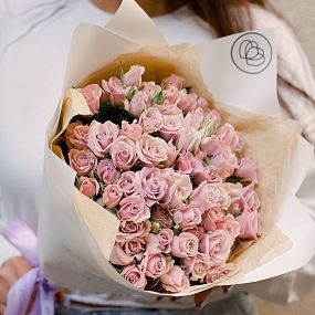 Букет из 21 сиреневой кустовой розы 40 см (Кения) в кремовой пленке