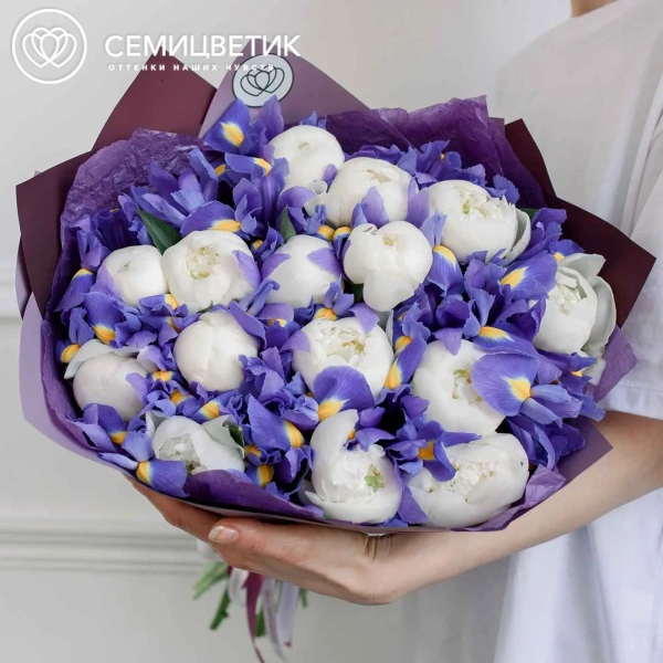 Букет из 15 белых пионов Premium и 26 синих ирисов в сиреневой пленке