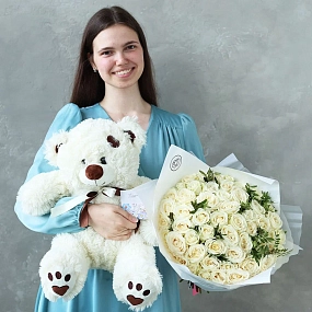 Набор на день рождения: белые розы, медведь и открытка