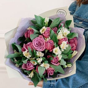 Букет из 15 сиреневых роз 40 см (Кения) и 7 белых альстромерий