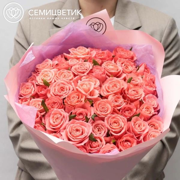 Букет из 51 коралловой розы Анна Каренина 60 см (Россия) в розовой пленке