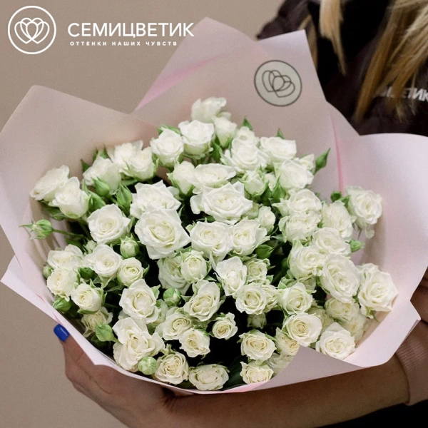Букет из 15 белых кустовых роз 40 см (Кения) в розовой пленке