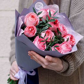 Букет из 11 розовых пионовидных роз Pink Expression 50 см с фисташкой