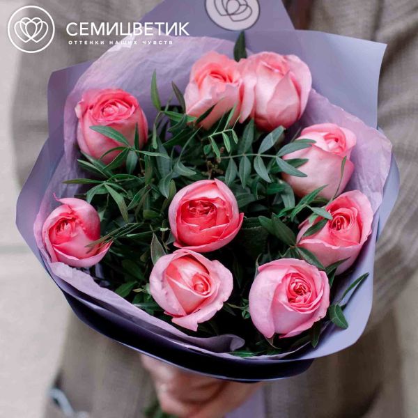 Букет из 9 розовых пионовидных роз Pink Expression 40 см с фисташкой
