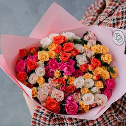 Букет из 25 кустовых роз 40 см микс (Кения) в розовой пленке