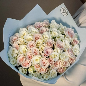 Букет из 51 нежно-розовой и белой розы 30 см (Кения) в розовой пленке