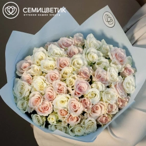 Букет из 51 нежно-розовой и белой розы 30 см (Кения) в голубой пленке