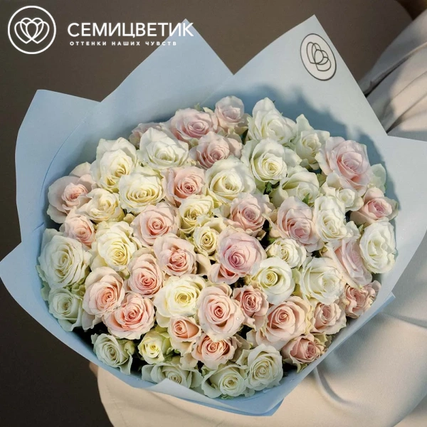 Букет из 51 нежно-розовой и белой розы 30 см (Кения) в голубой пленке