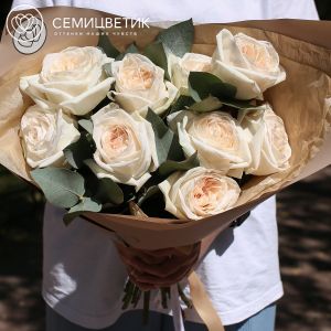 Букет из 9 белых одноголовых пионовидных роз White O'Hara 40 см с эвкалиптом
