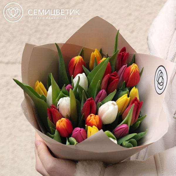 Букет из 25 тюльпанов микс 40 см в кремовой пленке