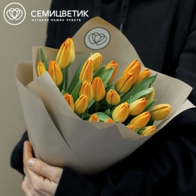 Букет из 25 оранжевых тюльпанов в зеленой пленке