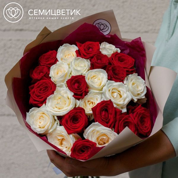 Букет из 25 белой и красной розы 60 см (Россия)